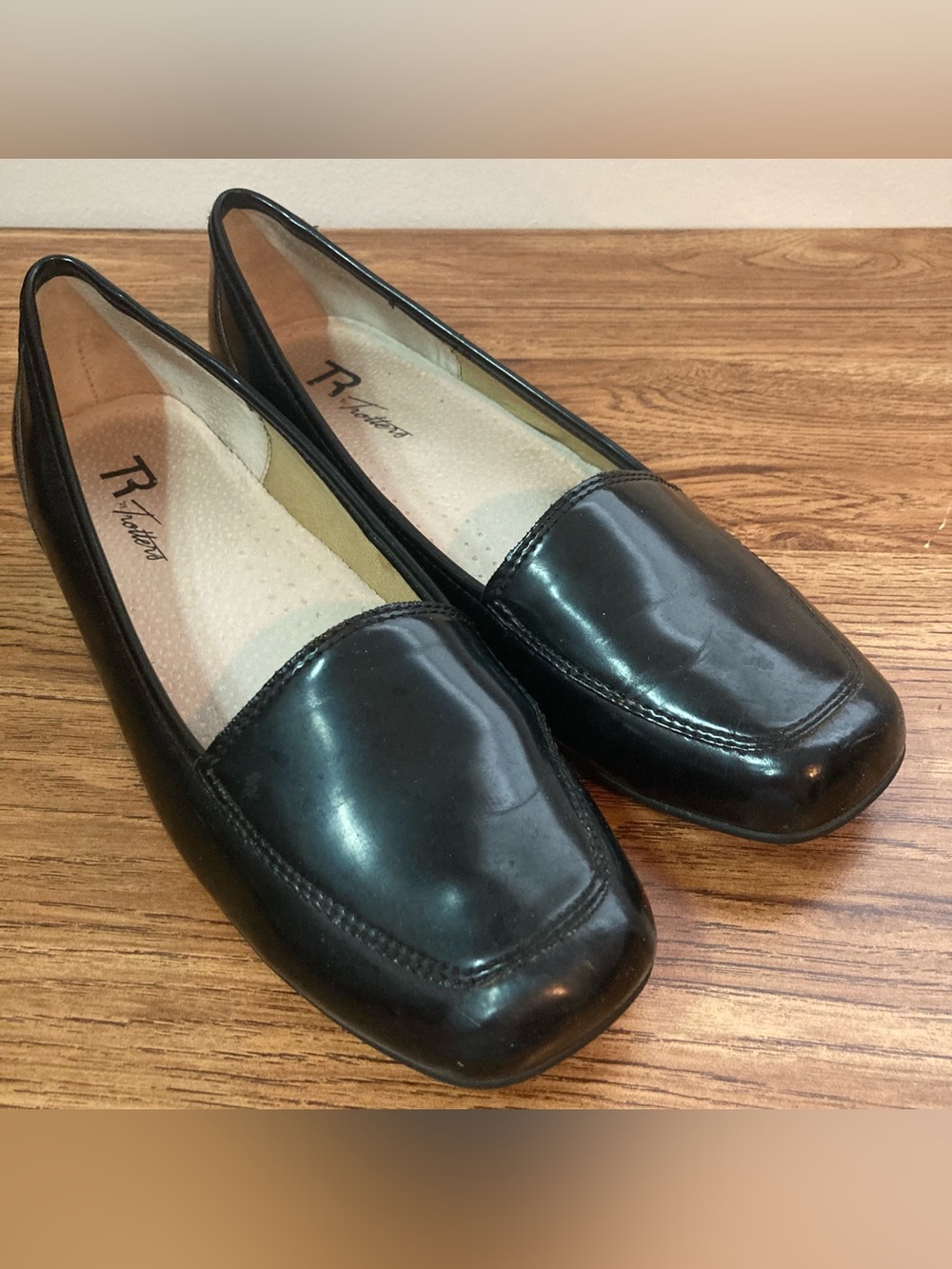 R by Trotters Glossy Black Square-Toe Slip-ons 9.5 NARROW